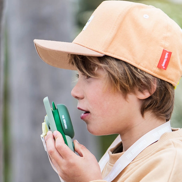 bambino parla nel walkie-talkie
