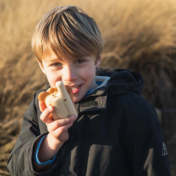 bambino parla al walkie-talkie