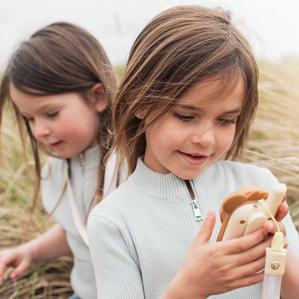 bambini parlano al walkie-talkie