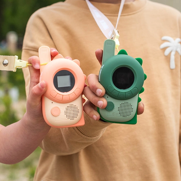 bambini con walkie-talkie