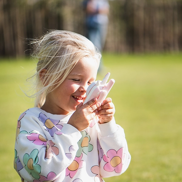 bambino parla al walkie-talkie