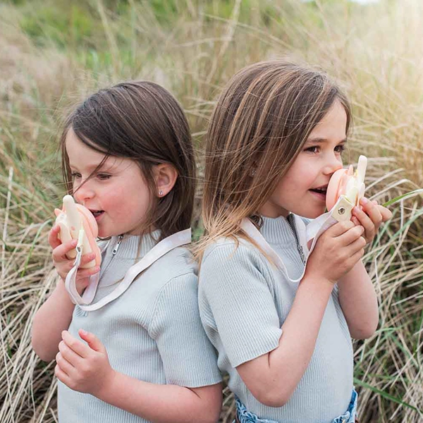 bambini con walkie-talkie