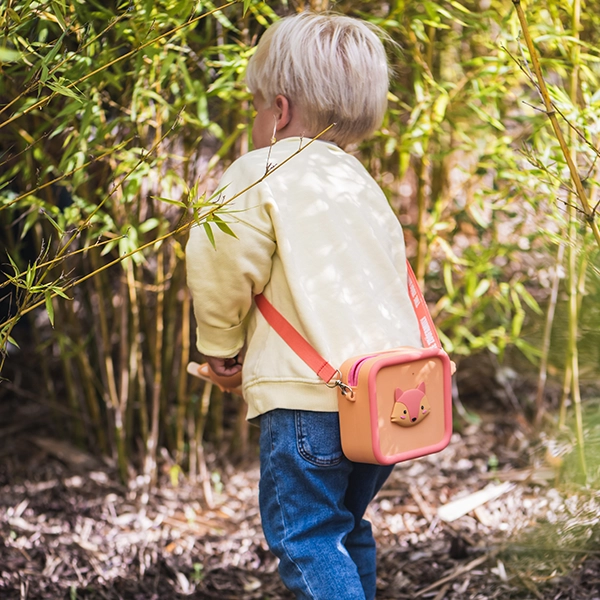 bambino nel bosco con la borsa Zoofamily