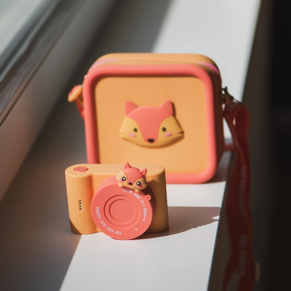 borsa Zoofamily e fotocamera posata vicino alla finestra