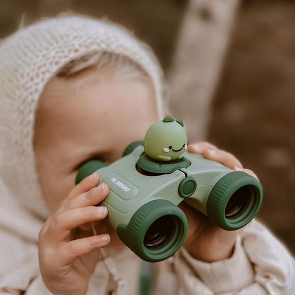bambino con binocolo