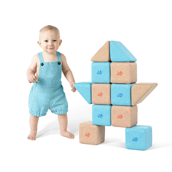 Bambino che gioca con il set magnetico JollyHeap