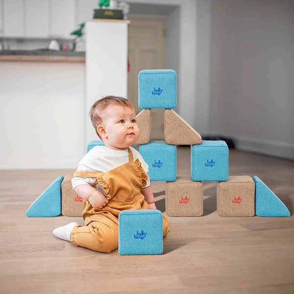 Bambino che gioca con il set magnetico JollyHeap