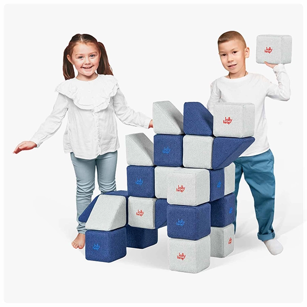 bambino che gioca con il set magnetico JollyHeap