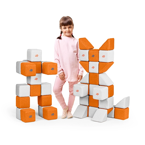 Ragazza vicino alla costruzione magnetica JollyHeap in combinazione bianco-arancione