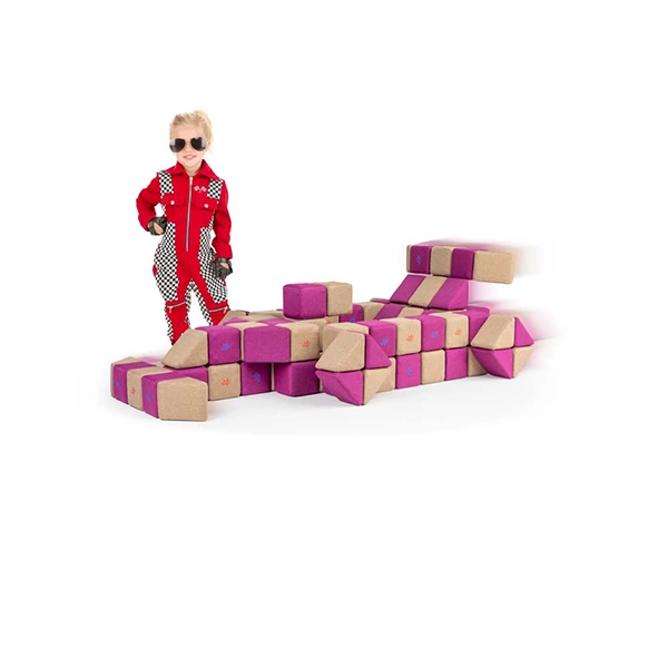 Ragazza con una macchina da corsa costruita con la costruzione magnetica JollyHeap