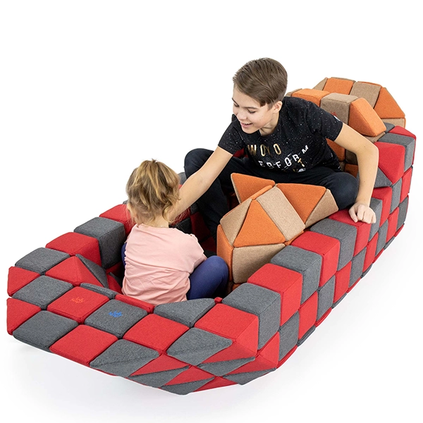 Bambini seduti in una casa costruita con la costruzione magnetica JollyHeap
