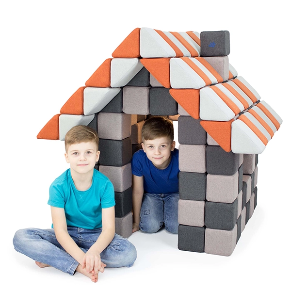 Bambini seduti in una casa costruita con la costruzione magnetica JollyHeap