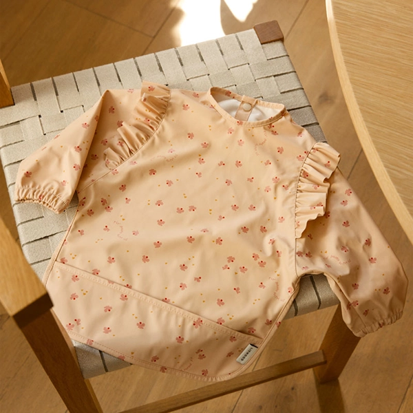 Bavaglino con maniche LIEWOOD Merle Ruffle Mini Butterfly / Apple blossom Bavaglino con maniche LIEWOOD Merle Ruffle Mini Butterfly / Apple blossom